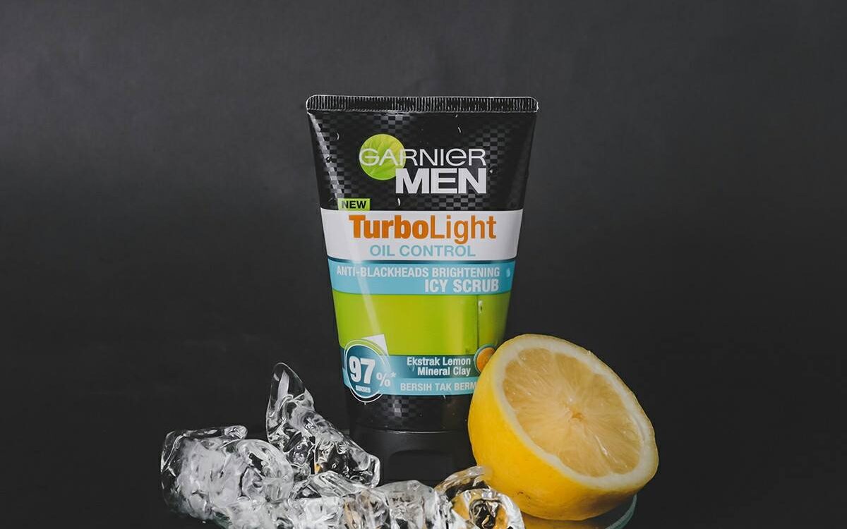 Garnier TurboLight Oil Control Anti Blackheads Brightening Icy Scrub Facial Cleanser